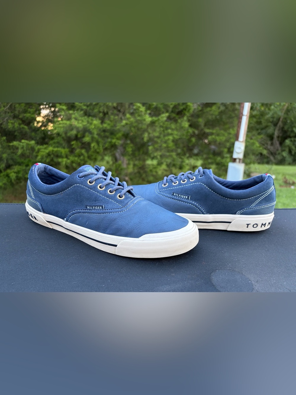 Tommy Hilfiger Men’s 9.5 Navy Blue Vegan Leather Low-Top Lace-Up Sneakers preppy